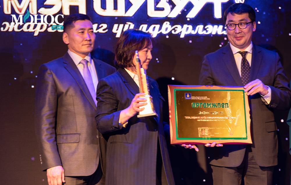 Монос Хүнс ХК “Топ 100 үйлдвэрлэгч” шагналыг хүртлээ